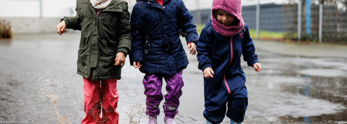 Kita - Kinder beim Spielen im Regen_002